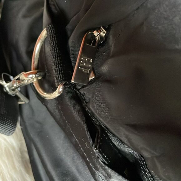 Like new black GAP duffel bag and travel toiletry travel bag - Picture 3 of 16